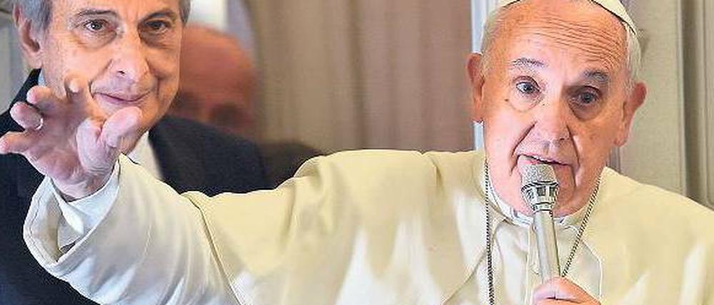Papst Franziskus erklärt vor Journalisten seine Sicht von einer „verantwortungsvollen Elternschaft“.