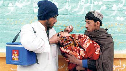 Jedes Kind soll geimpft werden. Die WHO will Polio von der Erde verschwinden lassen, wie hier in Pakistan. Die Impfallianz Gavi hat viel dazu beigetragen. 