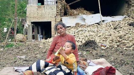  Das Obdach verloren. Diese Menschen campieren in Kumalpur, einem Ort nahe der Hauptstadt Kathmandu, auf der Straße. 