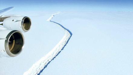 An der Antarktischen Halbinsel lässt ein riesiger Riss, der rasch größer wird, demnächst einen gewaltigen Eisberg entstehen. Nur noch 20 Kilometer Eisschicht halten ihn am Festland.