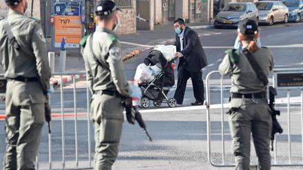 Unter Beobachtung: Polizisten riegeln die Hauptstraße in Bnei Brak ab, um eine Ausbreitung des Virus zu verhindern.