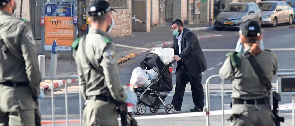 Unter Beobachtung: Polizisten riegeln die Hauptstraße in Bnei Brak ab, um eine Ausbreitung des Virus zu verhindern.