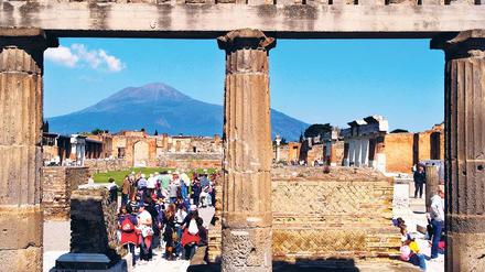 Am Fuße des Vesuv. Zuletzt gerieten Pompeji und seine jährlich zwei Millionen Besucher in die Fänge von geldgierigen illegalen Führern, Souvenirhändlern und Parkplatzwächtern.