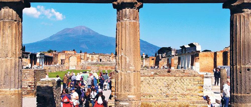 Am Fuße des Vesuv. Zuletzt gerieten Pompeji und seine jährlich zwei Millionen Besucher in die Fänge von geldgierigen illegalen Führern, Souvenirhändlern und Parkplatzwächtern.