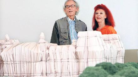 Christo und seine im Herbst gestorbene Frau Jeanne-Claude 2009 vor einem Modell des verhüllten Reichstags. Foto: dpa