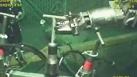 Schraubarbeiten am Meeresboden. Bei der Operation "Static Kill" sollen ferngesteuerte Roboter versuchen, das Bohrloch zu verschließen. 