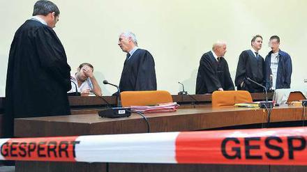 Vor dem Richter. Die Täter Markus S. (rechts) und Sebastian L. (links) mit ihren Anwälten im Gerichtssaal. Foto: dpa