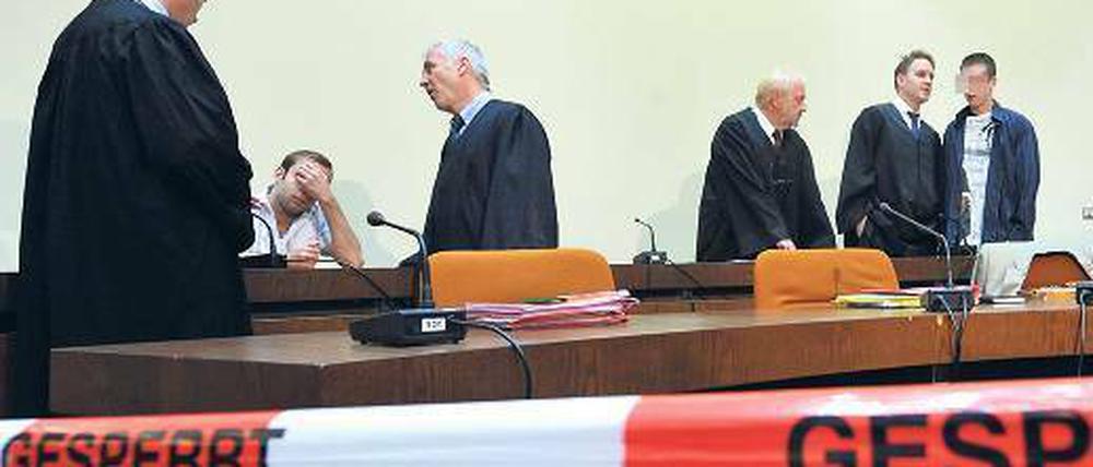 Vor dem Richter. Die Täter Markus S. (rechts) und Sebastian L. (links) mit ihren Anwälten im Gerichtssaal. Foto: dpa