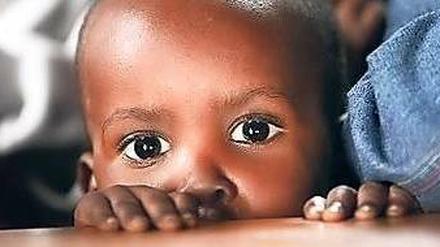 Überleben in Afrika. Dieser Junge im Kongo ist in einem Waisenheim untergekommen, er erhält Essen und ein wenig Unterricht. 