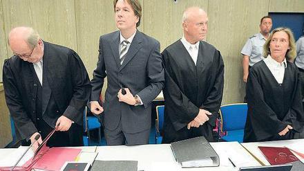 Schwerer Stand. Jörg Kachelmann mit seinen Anwälten Reinhard Birkenstock (links), Klaus Schroth und Andrea Combe. 