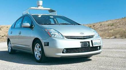 In acht Jahren marktfähig – das neue Googlemobil. Das ist ein robotergesteuertes Google-Fahrzeug auf der Basis des Toyota Prius. Es ist voll mit Radarsensoren, Kameras und Lasertechnik. Die Aufnahmefahrten für das Street-View-Projekt müssen damit nachträglich in einem anderen Licht gesehen werden. Offenbar wurde auch Technik getestet. 