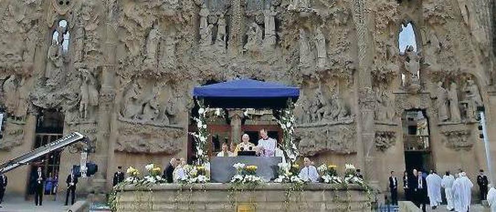 Unfertiges Kunstwerk. Papst Benedikt XVI. beim Angelusgebet vor der Kathedrale Sagrada Família („Heilige Familie“) in Barcelona. Foto: Andreu Dalmau/dpa