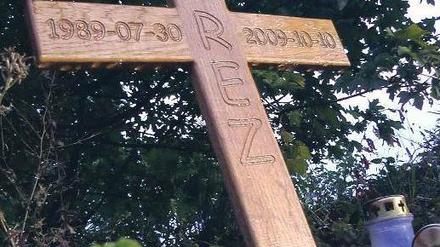 Gedenken. Das Kreuz erinnert an die Frau, die der Heckenschütze erschoss. Foto: dpa
