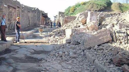 Zweiter Niedergang. Das Gladiatorenhaus liegt in Trümmern. Kulturminister Bondi muss sparen – und will Pompeji privatisieren, um es zu retten. Denkmalschützer halten ihn für unfähig. Foto: dpa
