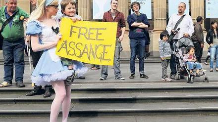 Wunsch nach Wahrheit. Wie hier in Melbourne protestierten am Freitag tausende Australier gegen die Inhaftierung von Assange. 
