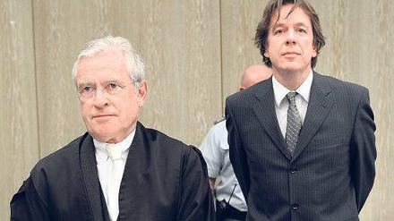 Neuer Wind. Kachelmanns neuer Anwalt Johann Schwenn zieht mit theatralischen Auftritten vor Gericht und vor den Fernsekameras die Aufmerksamkeit auf sich. Foto: AFP