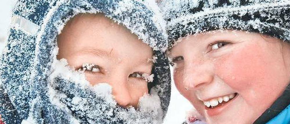 Schulfrei. Der siebenjährige Johann und die zehnjährige Helene spielen am Donnerstag in Annaberg-Buchholz im Schnee. 