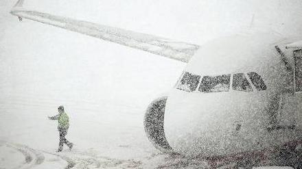 Schneetreiben stellte die Flughäfen in Europa gestern vor große Herausforderungen. Reuters