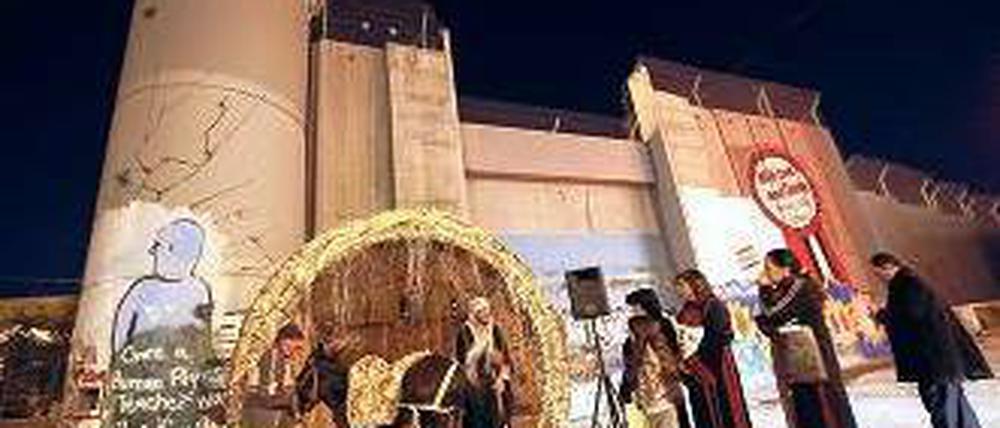 Bedrückt. Direkt an der Mauer in Jesus’ Geburtsstadt führen Christen das Krippenspiel auf. Foto: dpa