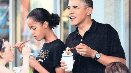 Bilder einer unbekümmerten Familie. Der Präsident und seine Tochter Malia. Eine Freundin will ihr Eis probieren. 