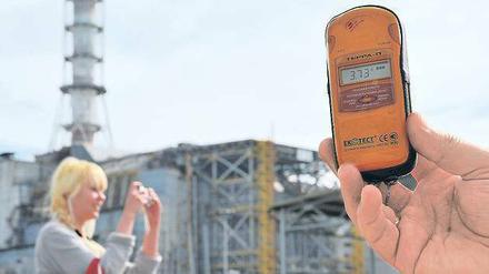 Der Geigerzähler gehört zur Grundausrüstung. Bei einer Führung am Sarkophag von Reaktor 4 in Tschernobyl zeigt das Messgerät eine um das 37-fache erhöhte Radioaktivität.