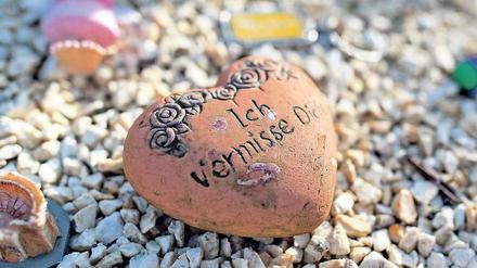 Das Ereignis lässt die Stadt nicht los. Dieser Stein liegt auf dem Grab eines Opfers des Amokläufers. 