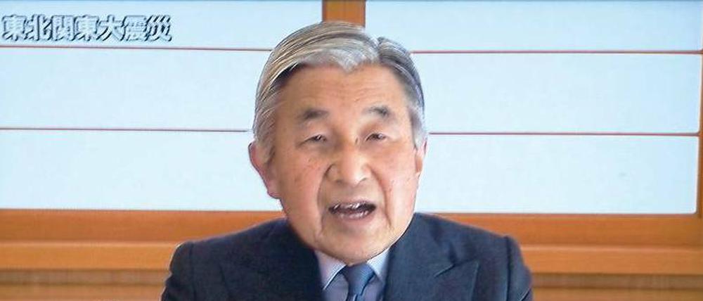 Seltenes Bild. Kaiser Akihito am Mittwoch bei seiner kurzen Ansprache. Japans Fernsehsender unterbrachen dafür ihre Programme.
