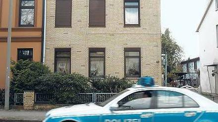 Ein Polizeiwagen steht vor dem Haus in Hamburg-Harburg.