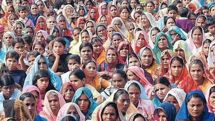 Vor allem in Indien. Gläubige Hindus in Muradabad im indischen Uttar Pradesh bei einer Kundgebung. Am Wachstum der Weltbevölkerung hat das Land großen Anteil. Foto: dpa