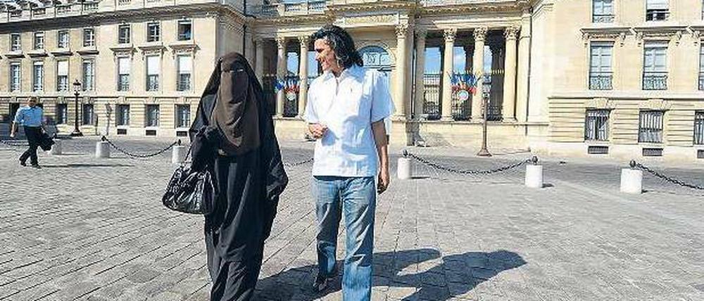 Der Baulöwe und Verbotskritiker Rachid Nekkaz mit einer verschleierten Frau vor der Nationalversammlung in Paris. 