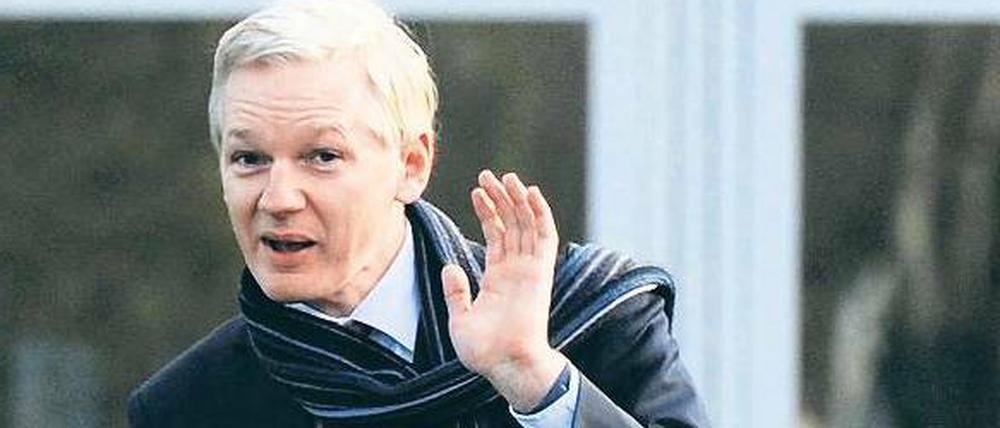 Unter Verdacht. Gegen Assange wird wegen Vergewaltigung ermittelt. Die Polizei überwacht ihn per Fußfessel. Das Foto zeigt ihn nach einem Gerichtstermin im Februar. Foto: dpa