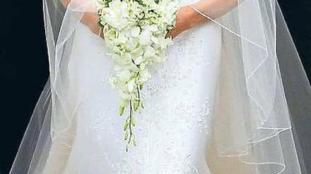 Spektakulär schlicht – echt Armani. Den Carmenkragen fürs Duchessekleid mit zehntausenden Kristallen und Perlen hatte er für Charlenes schöne Schultern komponiert. Foto: AFP