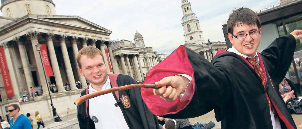 Hokuspokus am Trafalgar Square. Alex Moustakakis mimt Harry Potter, während er mit anderen Fans in langen Schlangen für Karten ansteht.