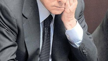 Prozesse und schlechte Umfragen. Silvio Berlusconi bläst der Wind ins Gesicht.
