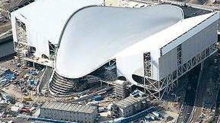 Das verschandelte Schwimmstadion von Zaha Hadid im Osten Londons. Für die Olympischen Spiele wurden auf beiden Seiten Zuschauertribünen angeheftet. Foto: dpa