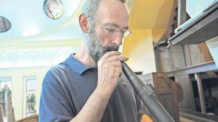 Gerhard Walcker-Mayer, der Urenkel des Meisters, restauriert das Instrument in der Kirche der „Deutschsprachigen Evangelischen Gemeinde“ in Kairo. 