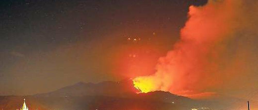 Der Berg spuckt wieder Feuer. Zuletzt am Samstag wälzte sich glühende Lava ins Tal bei Catania. Foto: AFP