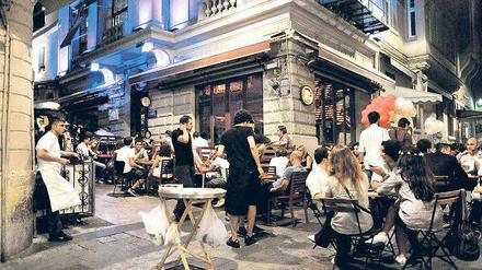 Herzstück urbanen Lebens. Das berühmte Stadtviertel Beyoglu in Istanbul. Die Verwaltung unterbindet jetzt das Vergnügen. Foto: Andrea Kuenzig/laif