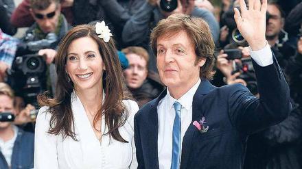 Liebesheirat ohne finanzielle Interessen. Nancy Shevell und Paul McCartney am Sonntag vor dem Standesamt. Foto: Reuters
