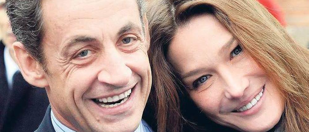 Das Baby darf nicht fotografiert werden. Präsident Nicolas Sarkozy und seine Frau Carla Bruni. Archivbild: dpa