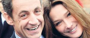 Das Baby darf nicht fotografiert werden. Präsident Nicolas Sarkozy und seine Frau Carla Bruni. Archivbild: dpa