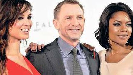 Bond-Girls Berenice Marlohe und Naomie Harris mit Daniel Craig. Foto: dpa