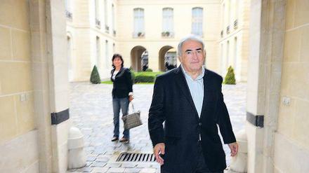 Lässt sie ihn fallen? Strauss-Kahn mit seiner Frau Anne Sinclair nach der Rückkehr aus New York im Hof ihrer Pariser Residenz.