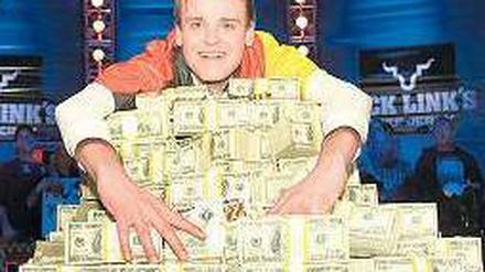 Sitzt auf einem Haufen Geld. Pius Heinz, Poker-Weltmeister aus Deutschland. Foto: rtr