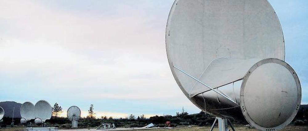 Signale aus dem All. Das Allen Telescope Array in Kalifornien, hier aufgenommen in der Abenddämmerung, hat die Aufgabe, Zeichen extraterrestrischer Lebensformen aufzufangen. Foto: picture-alliance/Karsten Lemm
