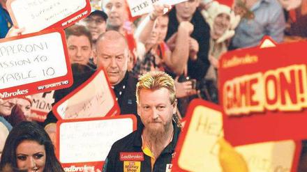 Gladiatoreneinzug. Simon Whitlock, der Australier, wird von den Zuschauern frenetisch empfangen. Foto: AFP