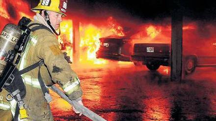 Alarm in Hollywood. Immer wieder musste die Feuerwehr nachts ausrücken, um brennende Autos zu löschen.