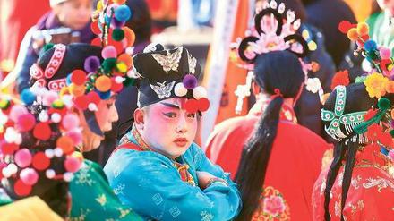 Vor dem großen Auftritt. Ein Schauspieler in traditionellem Kostüm wartet beim Neujahrsfest auf seinen Einsatz vor dem Dongyue-Tempel in Peking, der vor 700 Jahren gegründet wurde.