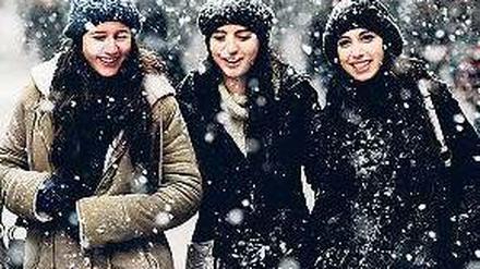Winterwetter in der Türkei. Istanbulerinnen freuen sich über den Schnee. 