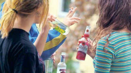 Abwärtstrend gebrochen? Mädchen beim öffentlichen Alkoholkonsum. 